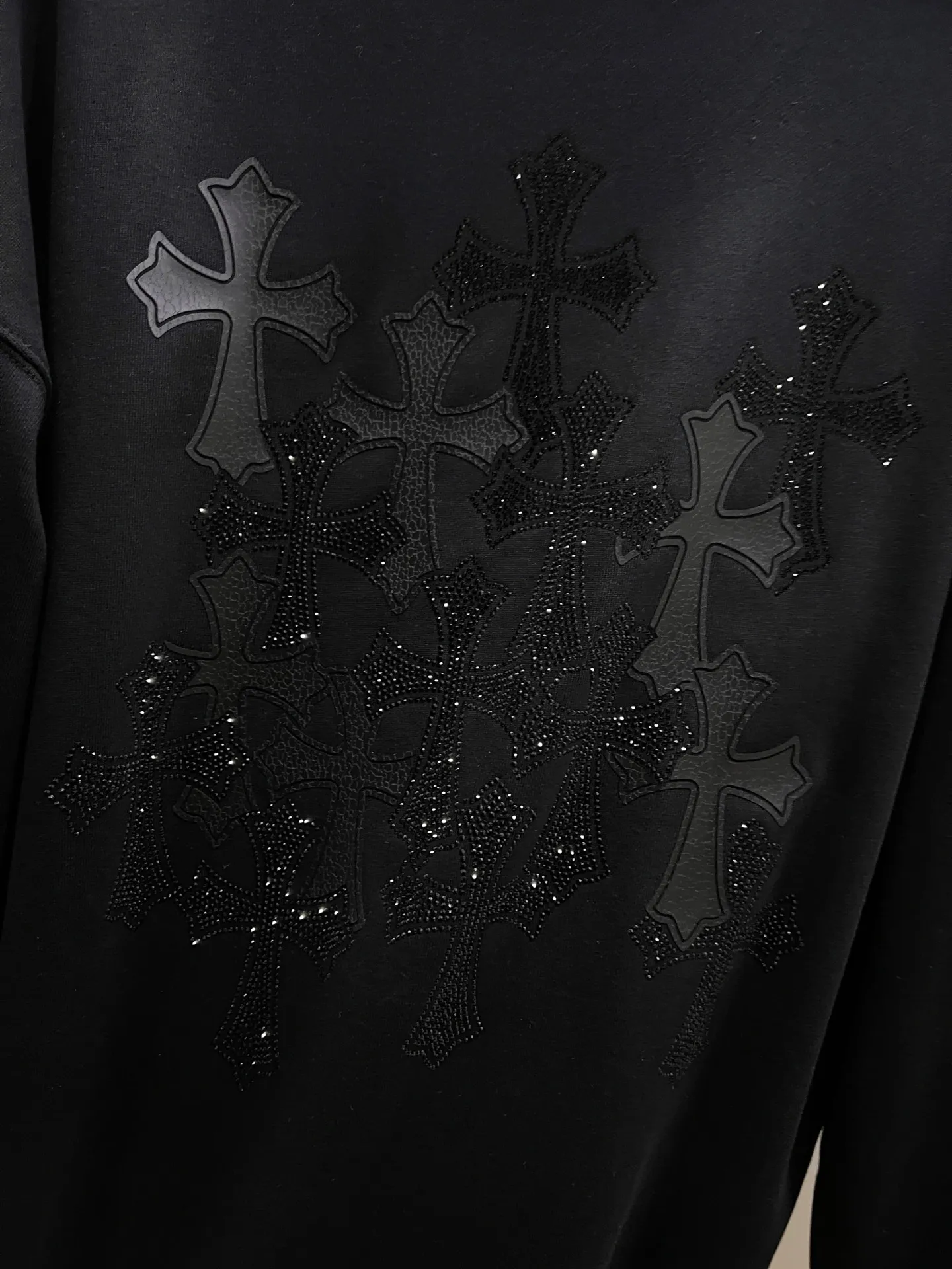 🅿️280 CH Crowe 2025 Autumn and Winter New Style Round Neck Long Sleeve Sweater Cross Patch Leather + Customized Hardware Metal Horseshoe Sanskrit Characters + Middle Eastern Australian Diamond Design Craftsmanship The real thing is great🔥Same style for men and women, loose version Size S M L XL XXL Five sizes Black White